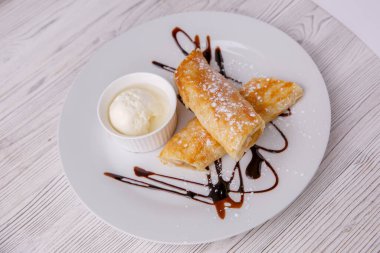 Tatlıyı dondurmayla kapat.