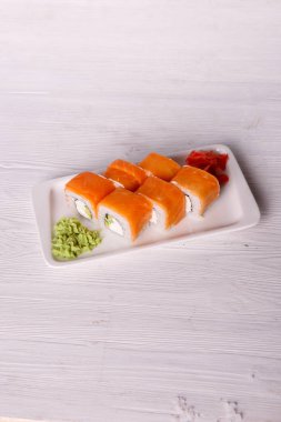Somon wasabi ve zencefilli suşi.