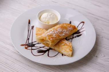 Tatlıyı dondurmayla kapat.