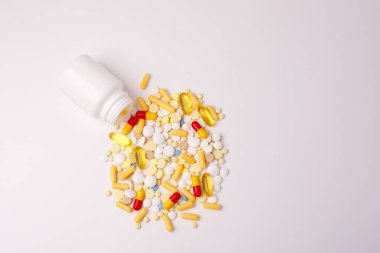 Şişenin üstünden renkli haplar ve kapsüller dökülüyor. Tıbbi haplar, ağrı kesiciler, antibiyotikler, vitaminler ve cam kavanoz. Eczane, tıbbi klinik, eczane afişi tasarım şablonu