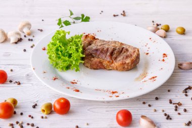 Kızarmış domuz bifteğini marulla kapat.