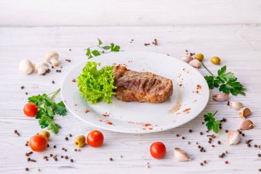 Kızarmış domuz bifteğini marulla kapat.