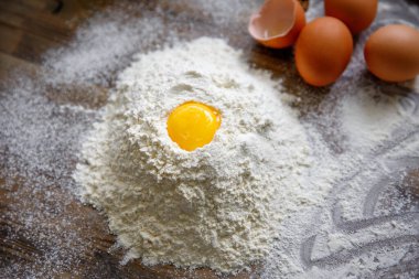 Hamur hazırlığı için malzemeler. Yumurta, un, yumurta.