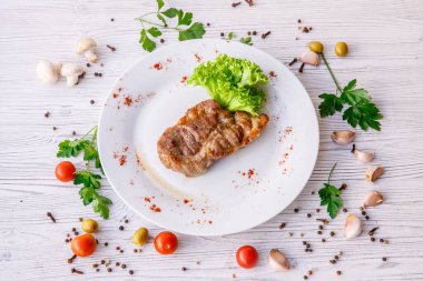 Kızarmış domuz bifteğini marulla kapat.