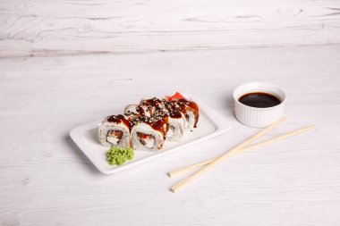 Ton balığı ve soya soslu suşi.