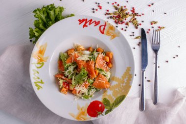 Somon ve krakerli sezar salatası.