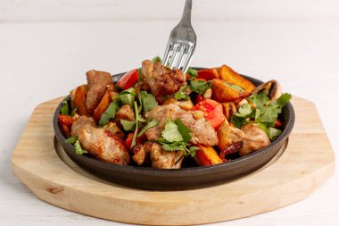 Chiken, ot ve biberli fırında patates.