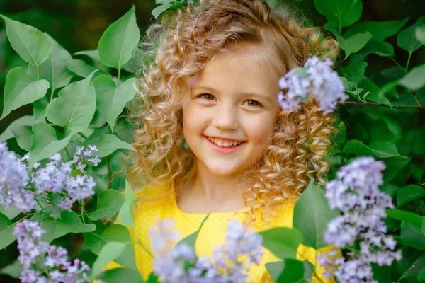 Mooi Klein Meisje Poseren Lila Bloemen — Stockfoto