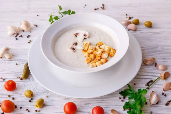 Krema çorbasını mantar ve krakerle kapat.