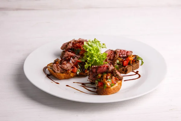 Toast Aus Nächster Nähe Mit Gemüse Und Fleisch — Stockfoto