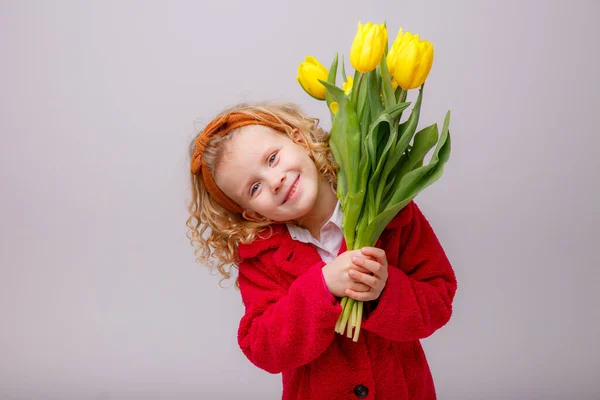 Bir Çocuk Sarışın Bir Kız Elinde Bir Buket Sarı Lale — Stok fotoğraf