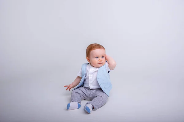 Adorável Menino Posando Estúdio Contra Cinza — Fotografia de Stock