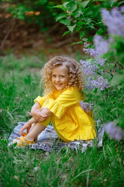 Красива Маленька Дівчинка Позує Бузкових Квітах — стокове фото
