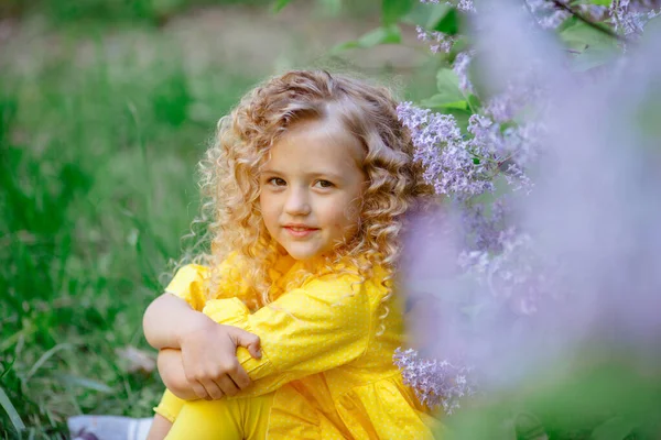 Krásná Holčička Pózuje Šeříku Květiny — Stock fotografie