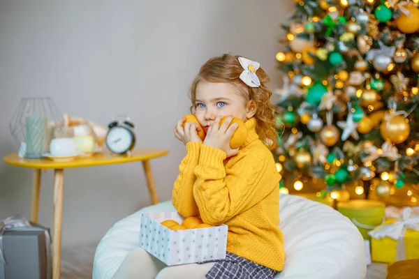 Bambina Che Gioca Con Mandarini Vicino All Albero Natale — Foto Stock