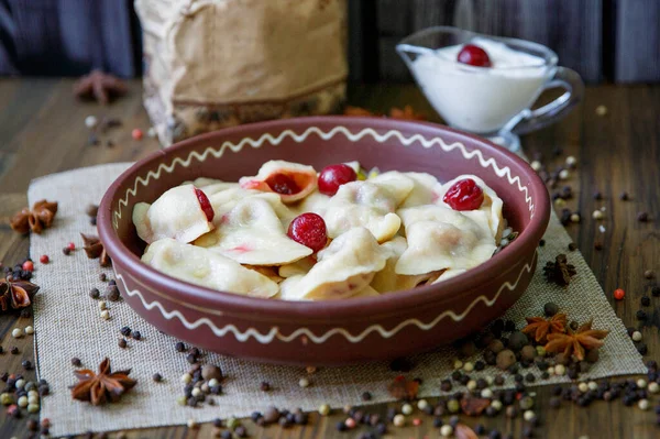 Pierogi Pełne Wiśni Pierogi Varenyky Vareniki Pyrohy Pierogi Nadzieniem Popularne — Zdjęcie stockowe