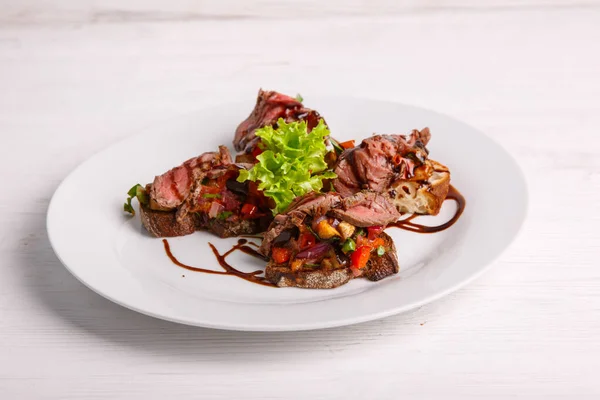 Toast Aus Nächster Nähe Mit Gemüse Und Fleisch — Stockfoto