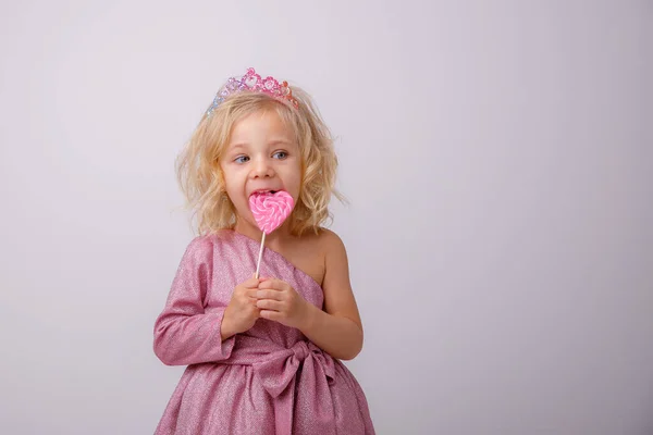 Όμορφο Μικρό Ξανθό Κορίτσι Καρδιά Σχήμα Lollipop — Φωτογραφία Αρχείου
