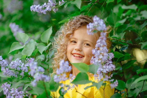 Bela Menina Posando Flores Lilás — Fotografia de Stock