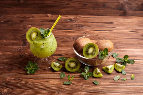 Nane yapraklı kivi smoothie