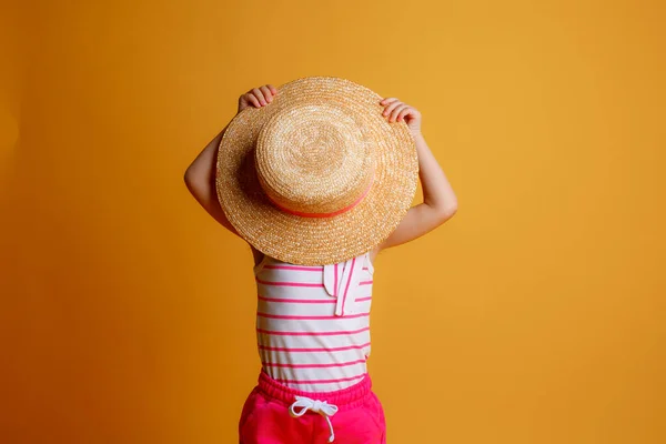 Una Bambina Bionda Abiti Estivi Cappello Paglia — Foto Stock