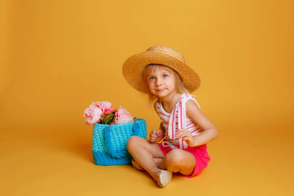Yazlık Elbiseli Küçük Bir Kız Yaz Tatili Konsepti — Stok fotoğraf