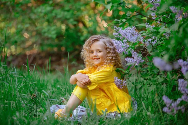 Schönes Kleines Mädchen Posiert Fliederfarbenen Blumen — Stockfoto