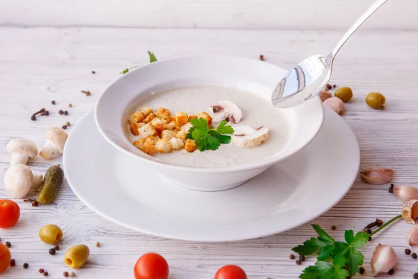 Krema çorbasını mantar ve krakerle kapat.