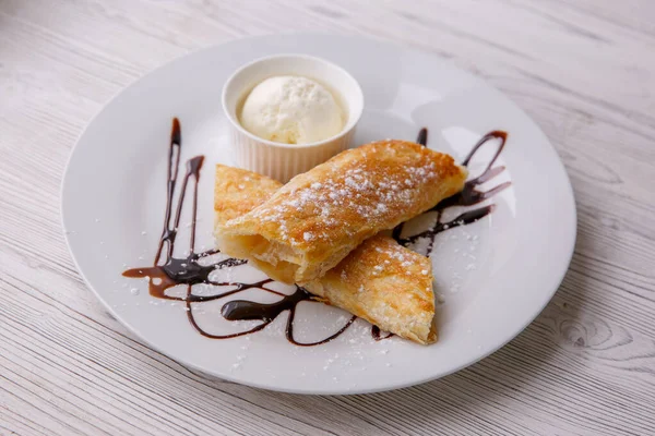 Tatlıyı dondurmayla kapat.