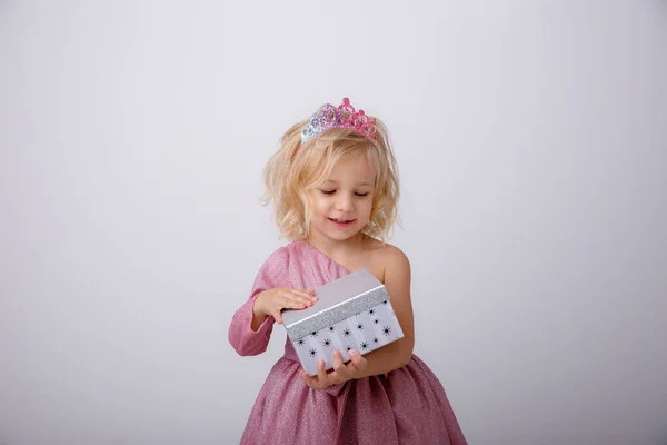 Mooi Klein Meisje Blond Prinses Met Een Geschenk Haar Handen — Stockfoto