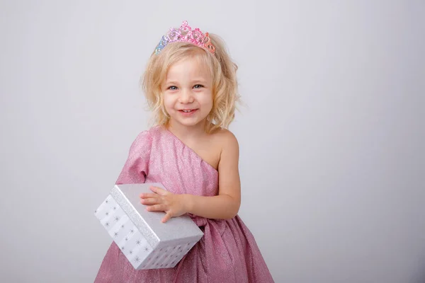 Mooi Klein Meisje Blond Prinses Met Een Geschenk Haar Handen — Stockfoto