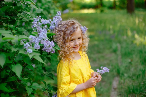 Krásná Holčička Pózuje Šeříku Květiny — Stock fotografie