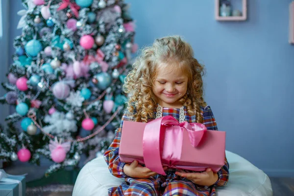 Little Girl Holding Gift — Stock Photo, Image