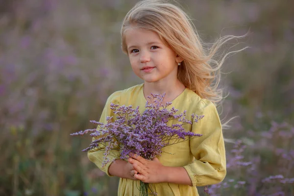Piękna Mała Dziewczynka Polu Bukietem Dzikich Kwiatów — Zdjęcie stockowe