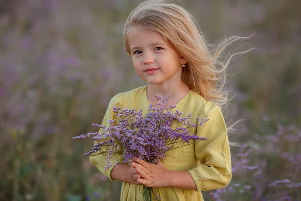 Linda Menina Campo Com Buquê Flores Silvestres — Fotografia de Stock