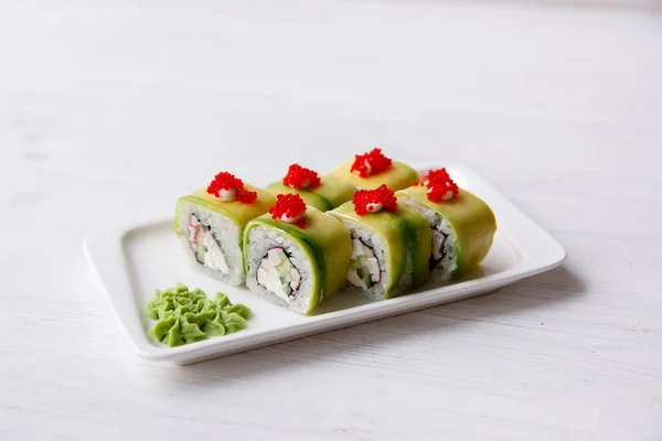 Sushi Con Aguacate Caviar Rojo — Foto de Stock