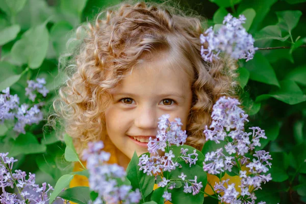 Krásná Holčička Pózuje Šeříku Květiny — Stock fotografie