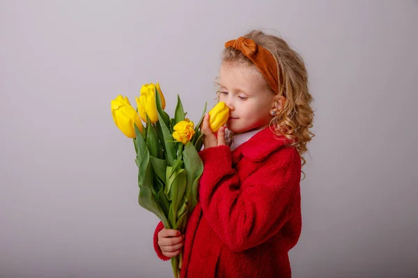 Dítě Blondýny Dívka Drží Kytici Žlutých Tulipánů Šedém Pozadí — Stock fotografie