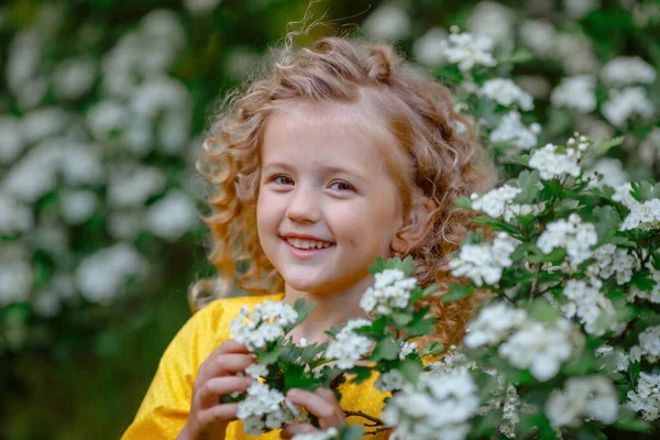 Retrato Una Hermosa Niña Posando Cerca Del Árbol Flor Día — Foto de Stock