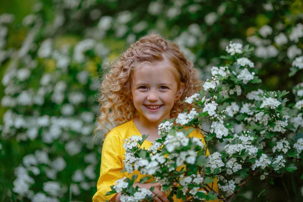 Retrato Uma Bela Menina Posando Perto Árvore Florescendo Dia Primavera — Fotografia de Stock