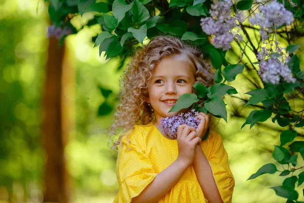 Bela Menina Posando Flores Lilás — Fotografia de Stock