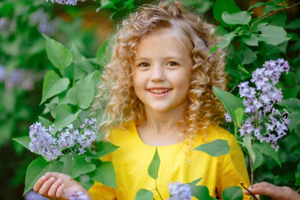 Hermosa Niña Posando Flores Lila —  Fotos de Stock