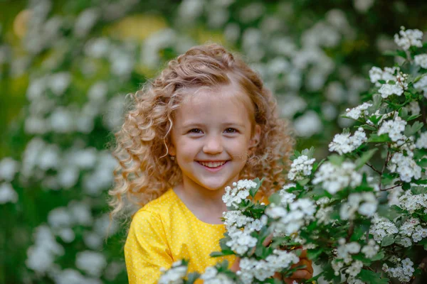 Retrato Uma Bela Menina Posando Perto Árvore Florescendo Dia Primavera — Fotografia de Stock