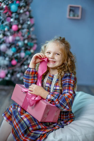 Little Girl Holding Gift — Stock Photo, Image