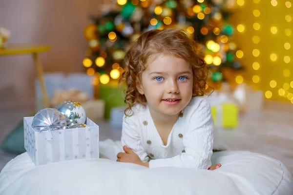 Bambina Vicino All Albero Natale Con Scatola Piena Palline Argento — Foto Stock