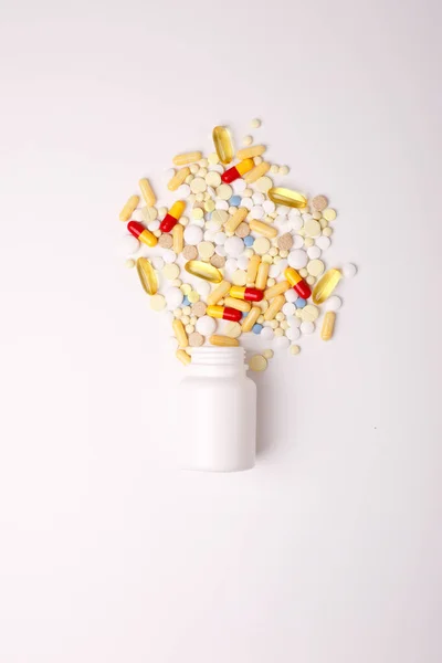 Kleurrijke Pillen Capsules Morsen Uit Een Fles Bovenaanzicht Medische Tabletten — Stockfoto