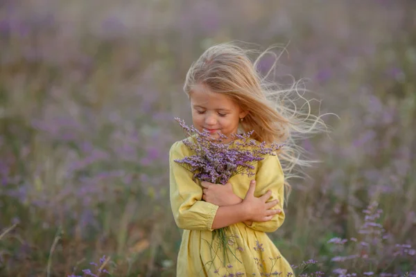 Mooi Klein Meisje Het Veld Met Wilde Bloemen Boeket — Stockfoto