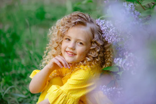 Belle Petite Fille Posant Fleurs Lilas — Photo