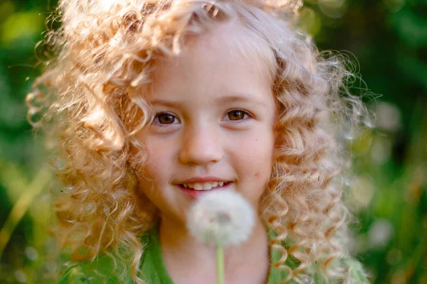 Pequena Loira Encaracolado Menina Brincando Com Dente Leão — Fotografia de Stock