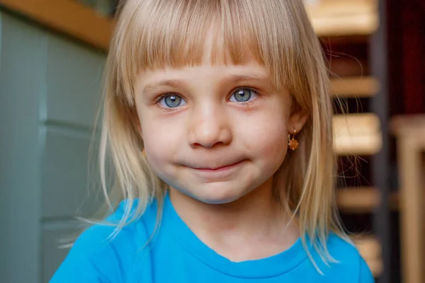 Primer Plano Retrato Niña Molesta —  Fotos de Stock